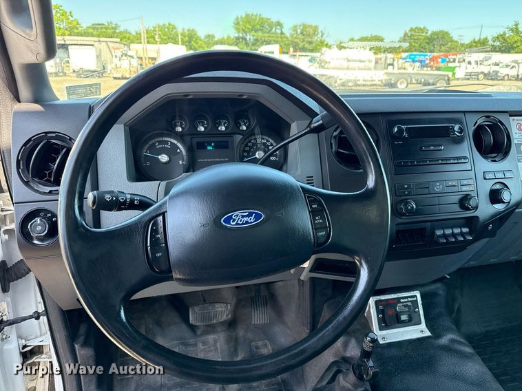 image for item EG5934 2013 Ford F650 Super Duty box truck