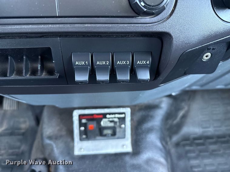 image for item EG5934 2013 Ford F650 Super Duty box truck