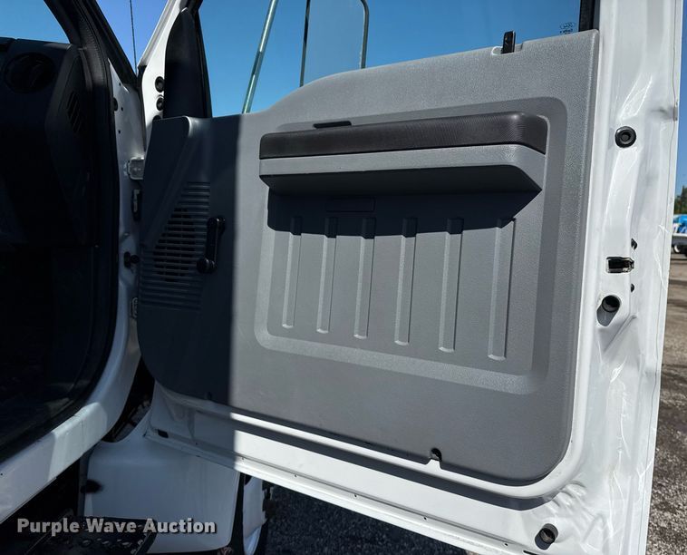 image for item EG5934 2013 Ford F650 Super Duty box truck