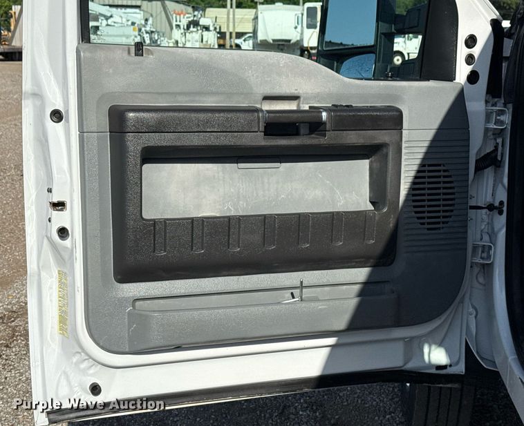 image for item EG5944 2013 Ford F550 Super Duty Crew Cab truck cab and chassis