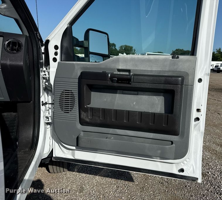 image for item EG5944 2013 Ford F550 Super Duty Crew Cab truck cab and chassis