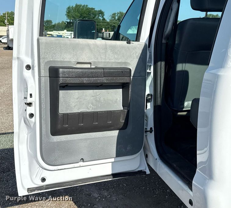 image for item EG5944 2013 Ford F550 Super Duty Crew Cab truck cab and chassis