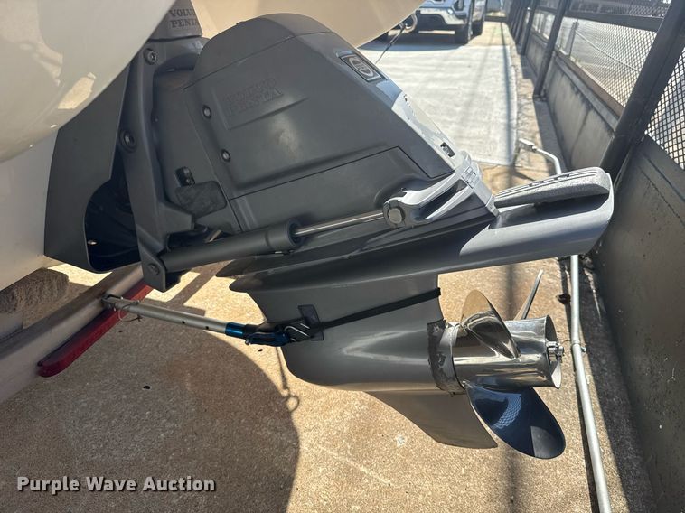 image for item EG8122 Stingray 220 Series boat