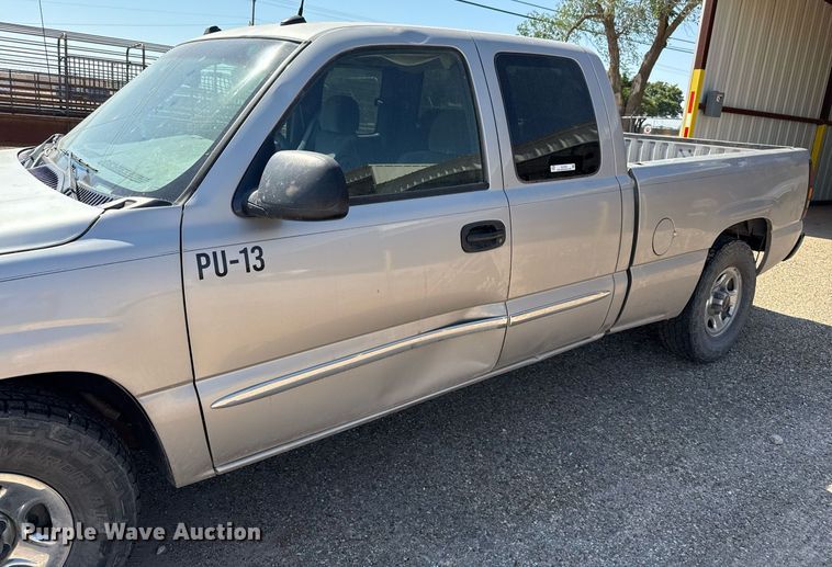 image for item EJ3105 2004 GMC Sierra 1500 Ext. Cab pickup truck