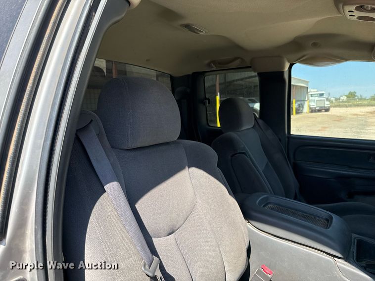 image for item EJ3105 2004 GMC Sierra 1500 Ext. Cab pickup truck