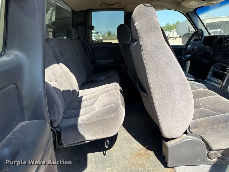 image for item EJ3105 2004 GMC Sierra 1500 Ext. Cab pickup truck