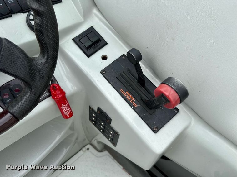 image for item EJ4808 2001 Mariah SHABAHZ boat