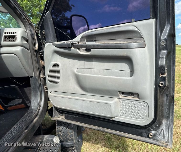 image for item EJ4814 2007 Ford F650 Crew Cab pickup truck