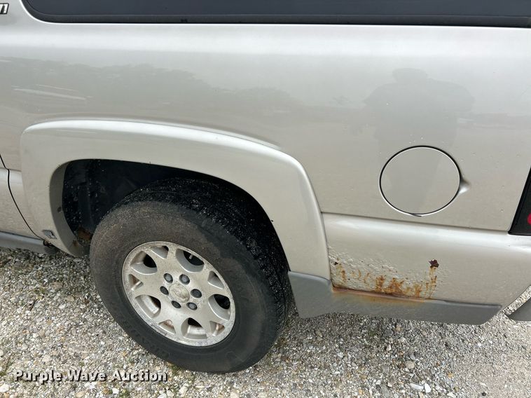 image for item EK8190 2004 Chevrolet Suburban Z71 SUV