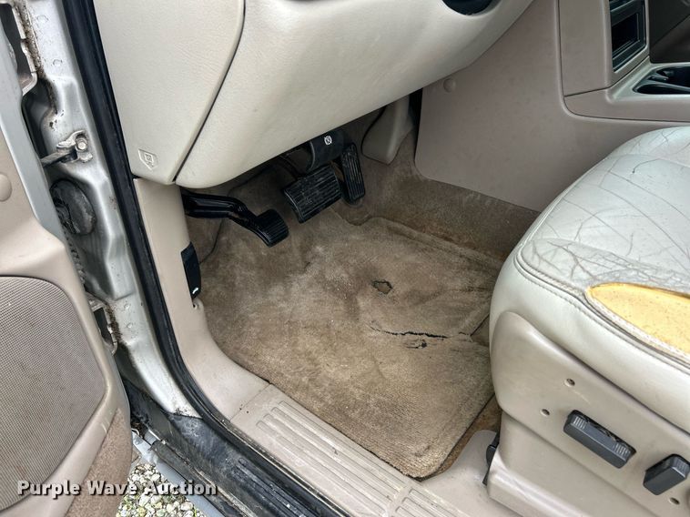 image for item EK8190 2004 Chevrolet Suburban Z71 SUV