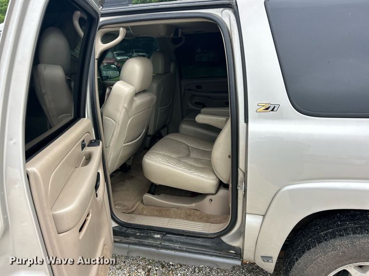 image for item EK8190 2004 Chevrolet Suburban Z71 SUV