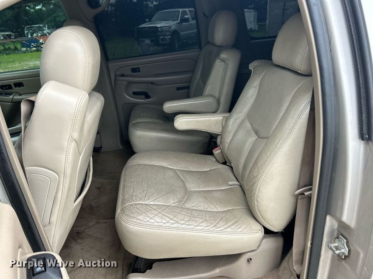 image for item EK8190 2004 Chevrolet Suburban Z71 SUV