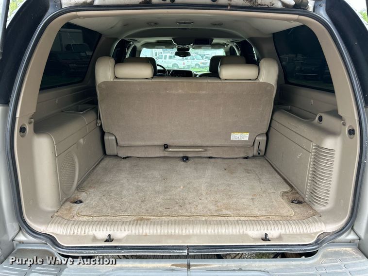 image for item EK8190 2004 Chevrolet Suburban Z71 SUV