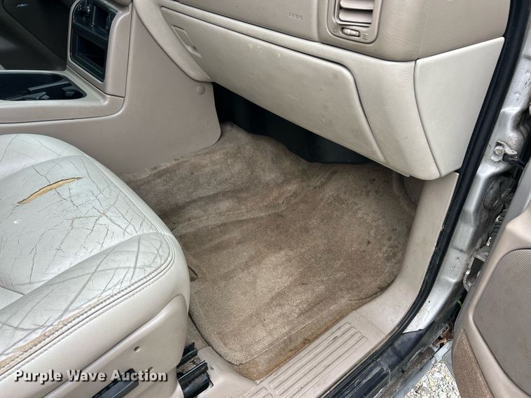 image for item EK8190 2004 Chevrolet Suburban Z71 SUV