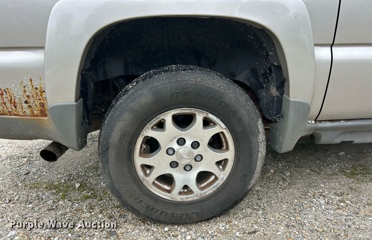 image for item EK8190 2004 Chevrolet Suburban Z71 SUV