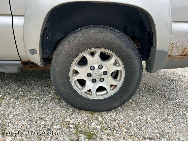 image for item EK8190 2004 Chevrolet Suburban Z71 SUV