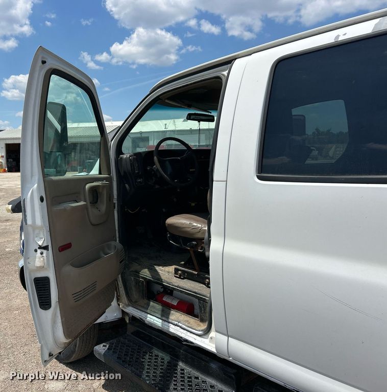 image for item EK8296 2006 Chevrolet C5500 Crew Cab flatbed truck