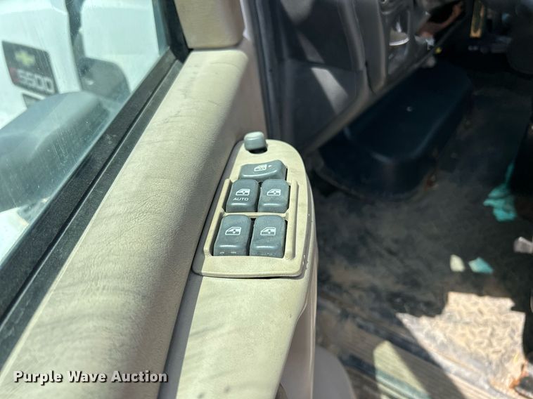 image for item EK8296 2006 Chevrolet C5500 Crew Cab flatbed truck