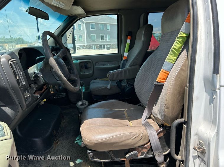 image for item EK8296 2006 Chevrolet C5500 Crew Cab flatbed truck