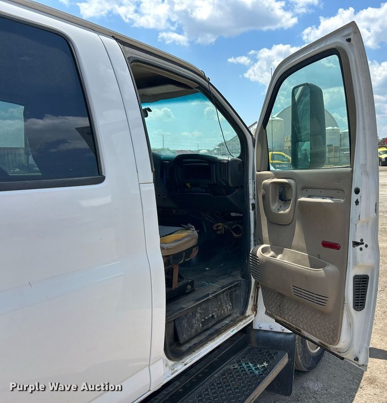 image for item EK8296 2006 Chevrolet C5500 Crew Cab flatbed truck