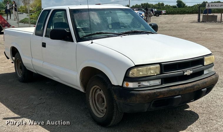 image for item EK8299 2002 Chevrolet S10 Ext. Cab pickup truck