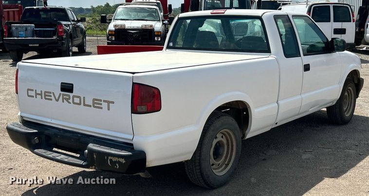 image for item EK8299 2002 Chevrolet S10 Ext. Cab pickup truck