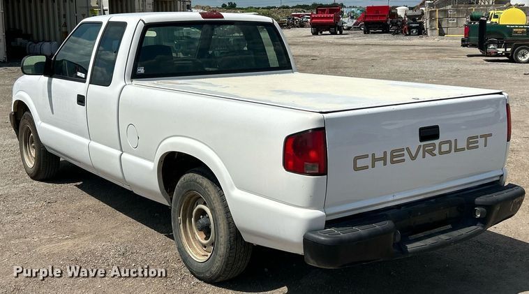 image for item EK8299 2002 Chevrolet S10 Ext. Cab pickup truck