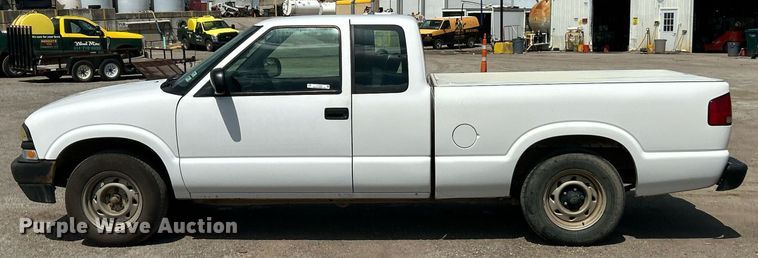 image for item EK8299 2002 Chevrolet S10 Ext. Cab pickup truck
