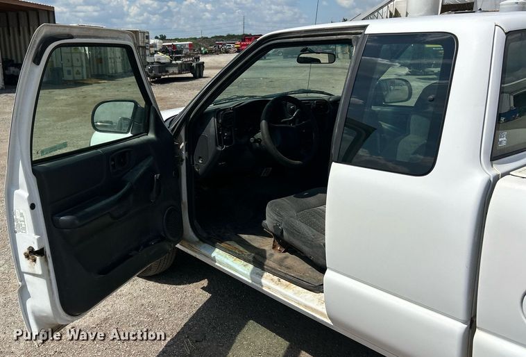 image for item EK8299 2002 Chevrolet S10 Ext. Cab pickup truck