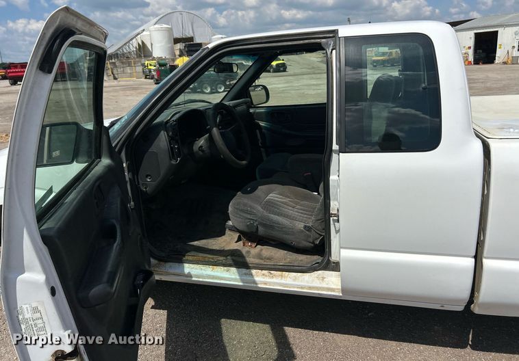 image for item EK8299 2002 Chevrolet S10 Ext. Cab pickup truck