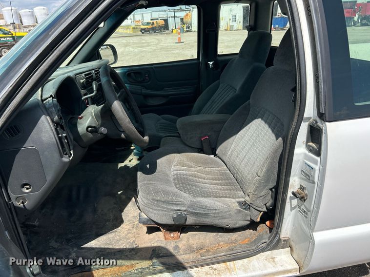 image for item EK8299 2002 Chevrolet S10 Ext. Cab pickup truck