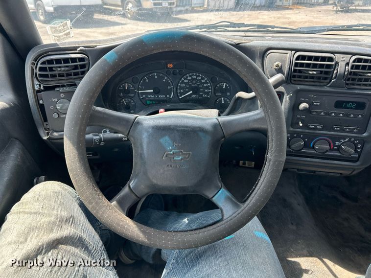 image for item EK8299 2002 Chevrolet S10 Ext. Cab pickup truck