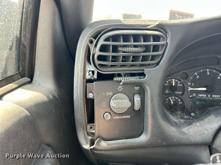 image for item EK8299 2002 Chevrolet S10 Ext. Cab pickup truck