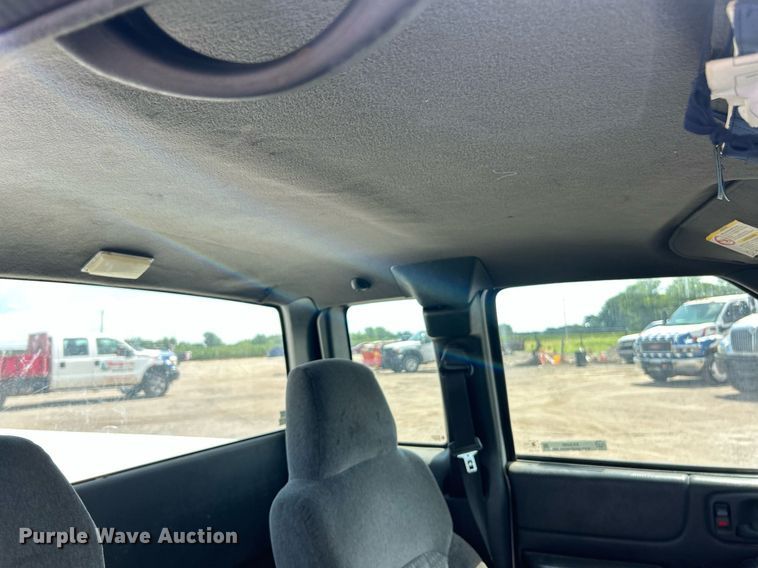 image for item EK8299 2002 Chevrolet S10 Ext. Cab pickup truck