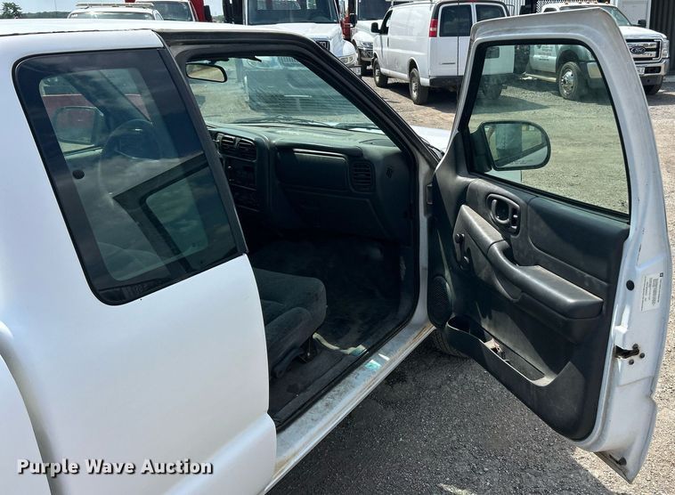 image for item EK8299 2002 Chevrolet S10 Ext. Cab pickup truck