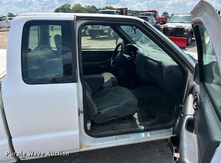 image for item EK8299 2002 Chevrolet S10 Ext. Cab pickup truck