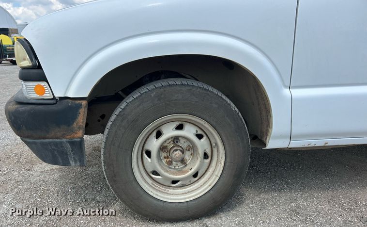 image for item EK8299 2002 Chevrolet S10 Ext. Cab pickup truck