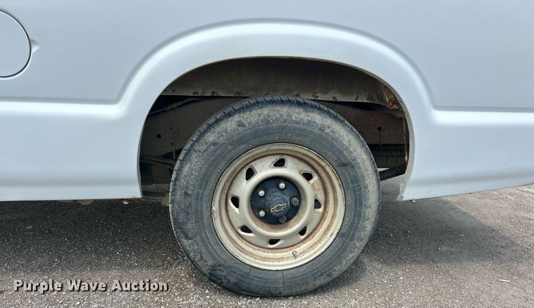 image for item EK8299 2002 Chevrolet S10 Ext. Cab pickup truck