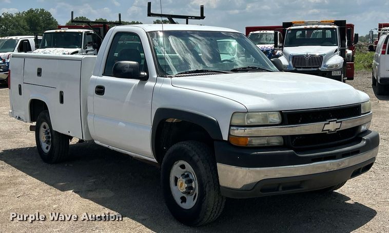 image for item EK8300 2002 Chevrolet Silverado 2500HD utility bed pickup truck