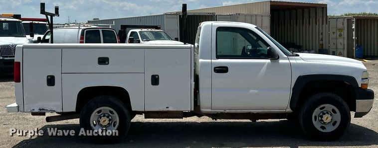 image for item EK8300 2002 Chevrolet Silverado 2500HD utility bed pickup truck