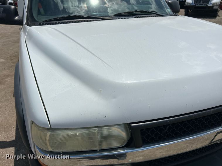 image for item EK8300 2002 Chevrolet Silverado 2500HD utility bed pickup truck