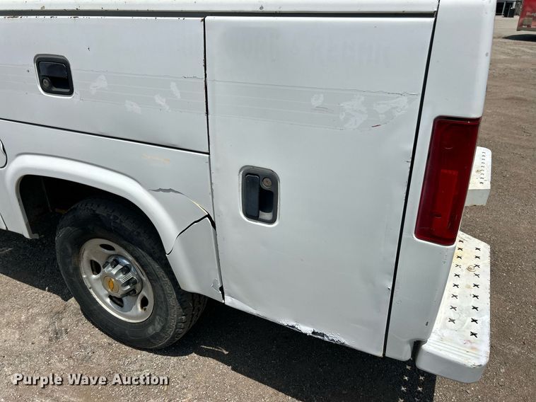 image for item EK8300 2002 Chevrolet Silverado 2500HD utility bed pickup truck