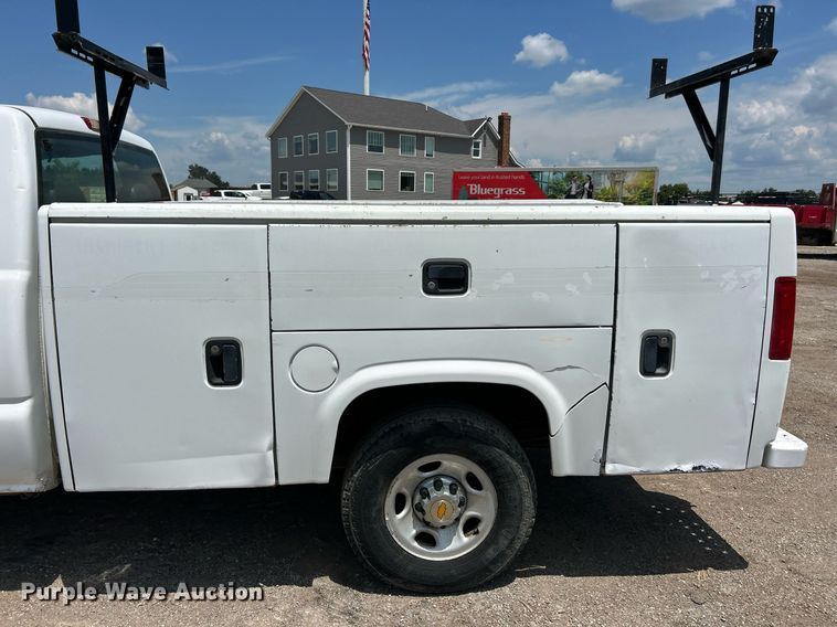 image for item EK8300 2002 Chevrolet Silverado 2500HD utility bed pickup truck