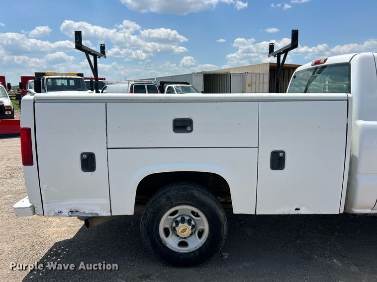 image for item EK8300 2002 Chevrolet Silverado 2500HD utility bed pickup truck