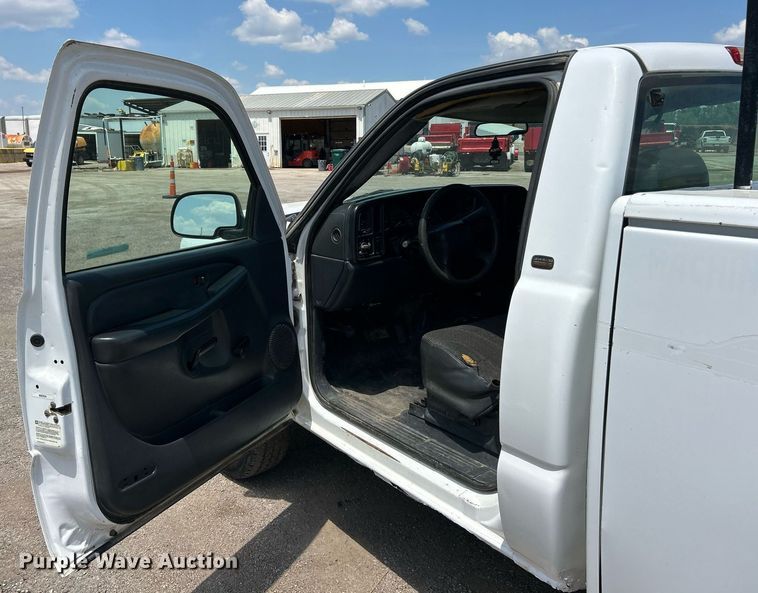 image for item EK8300 2002 Chevrolet Silverado 2500HD utility bed pickup truck