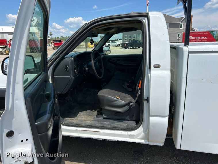 image for item EK8300 2002 Chevrolet Silverado 2500HD utility bed pickup truck