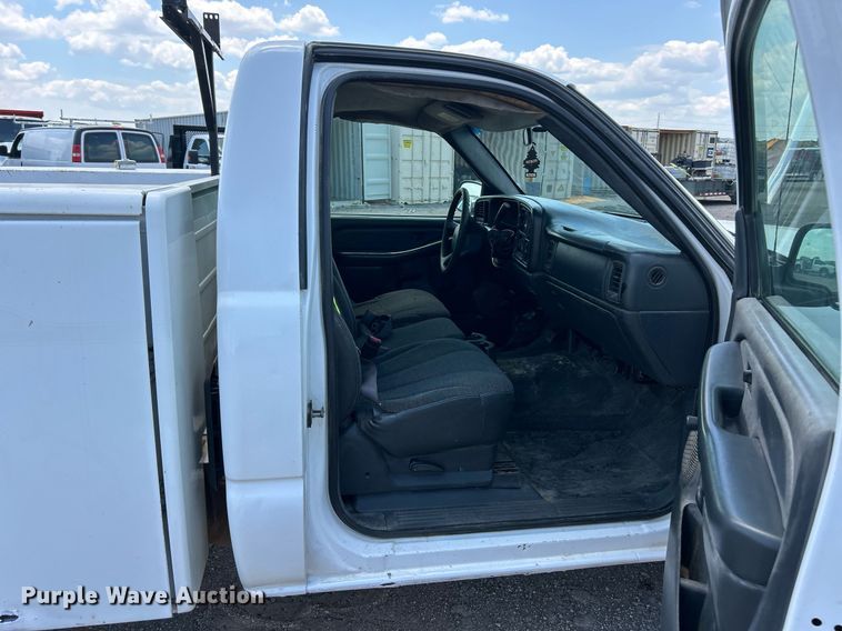 image for item EK8300 2002 Chevrolet Silverado 2500HD utility bed pickup truck