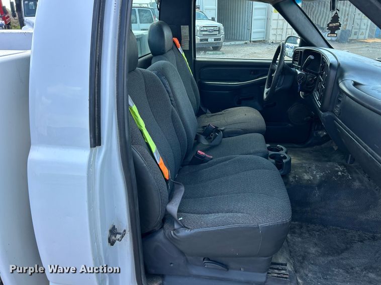 image for item EK8300 2002 Chevrolet Silverado 2500HD utility bed pickup truck