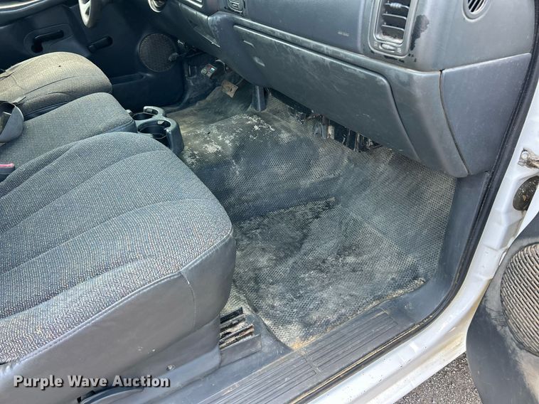 image for item EK8300 2002 Chevrolet Silverado 2500HD utility bed pickup truck