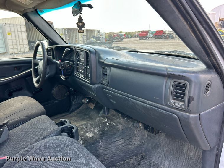 image for item EK8300 2002 Chevrolet Silverado 2500HD utility bed pickup truck